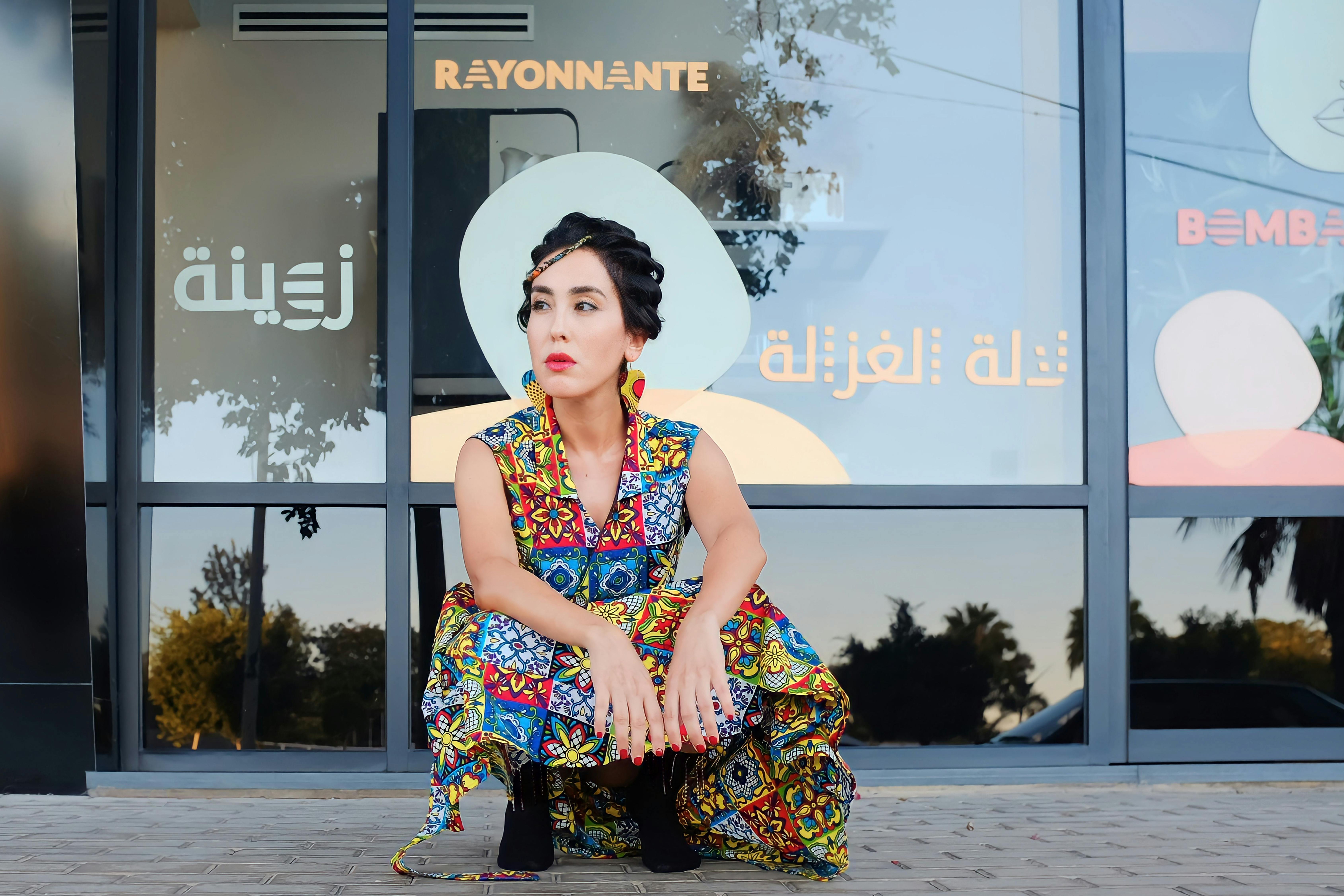 品牌短片中星空主题与人物叙事结合的画面